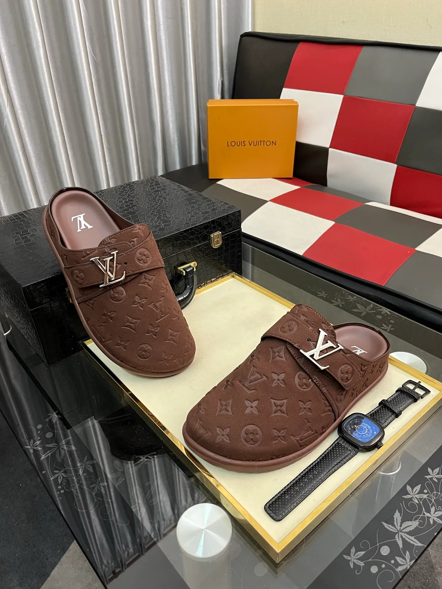 Men's shoes 💰380⌚️⌚️2025 new men's casual sandals and slippers, made of suede cow leather, with Monogram pattern to highlight the trendy style. Adjustable straps illuminated with LV letters, while a resilient insole and micro outsole provide lightweight comfort. Made of suede cow leather with embossed Monogram pattern and brand element metal hardware✅Adjustable straps➕Tough insole‼ ️Micro outsole. Comfortable and easy to wear‼ ️size: 38-446️⃣Colors available